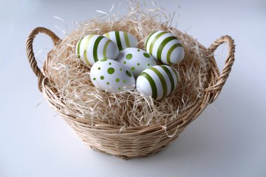 Renkli paskalya yumurtalı hasır sepet boyalı desenler, Hristiyan gelenekleri, tatiller, bahar festivali konsepti