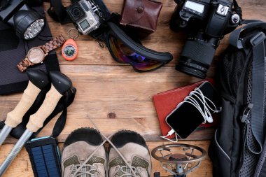 akıllı telefon, saat, yürüyüş botları, kamera, üst görüş, sırt çantası seti, dünyayı dolaşma konsepti, aktif yaşam tarzı