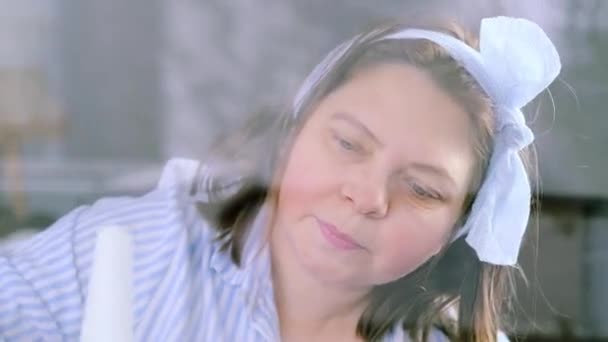 Vrouw Wassen Venster Wazig Beeld Door Nat Glas Concept Van — Stockvideo