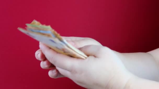 Frauenhände Halten Euro Banknoten Aus Papier Auf Rotem Hintergrund Und — Stockvideo