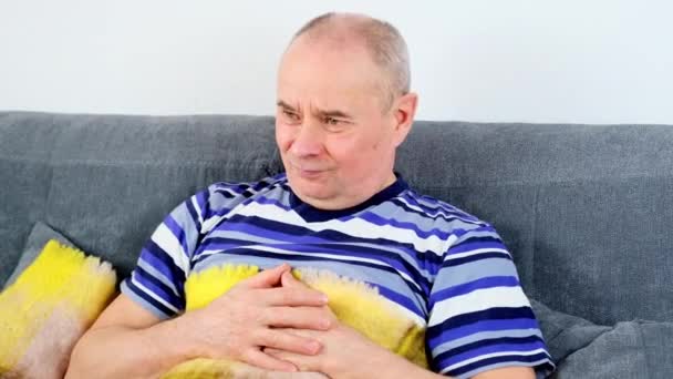Alter Glatzköpfiger Mann Sitzt Auf Einem Sofa Bedeckt Mit Einer — Stockvideo