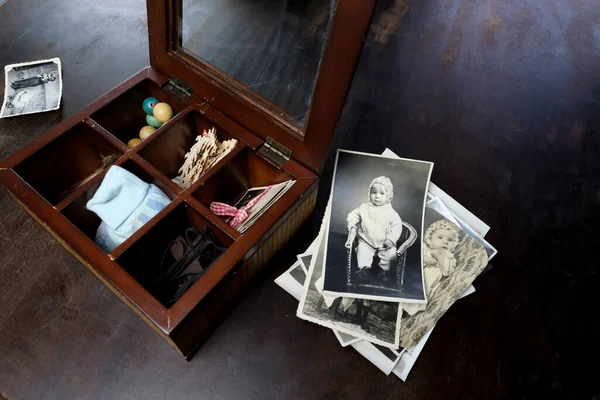 Female Hands Fingering Memorabilia Old Wooden Box Stack Retro Photos — Stock Photo, Image