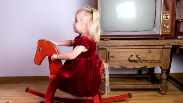 Niña Rubia Años Edad Vestido Terciopelo Rojo Sentado Balanceándose Sobre — Vídeos de Stock