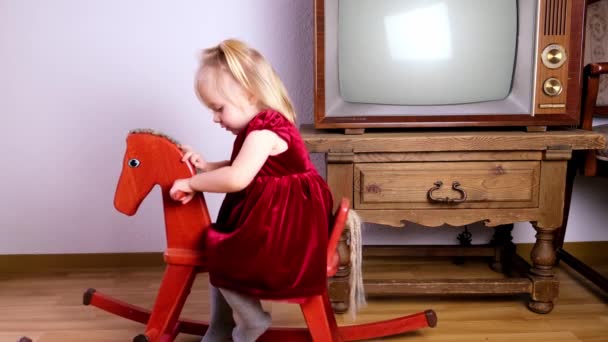 Petite Fille Blonde Ans Robe Velours Rouge Assise Balançant Sur — Video