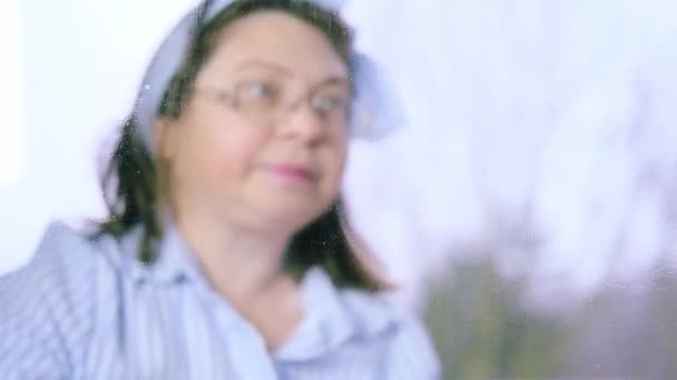 Jendela Cuci Wanita Gambar Kabur Melalui Kaca Basah Konsep Pembersihan — Stok Video