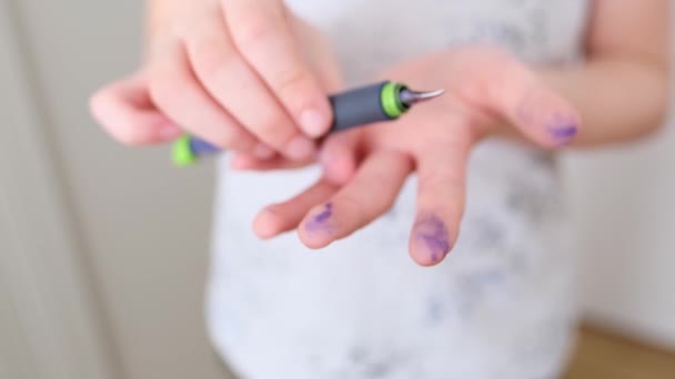 Yaşlarında Elinde Mürekkep Kalemi Olan Bir Çocuk Bütün Parmakları Mavi — Stok video