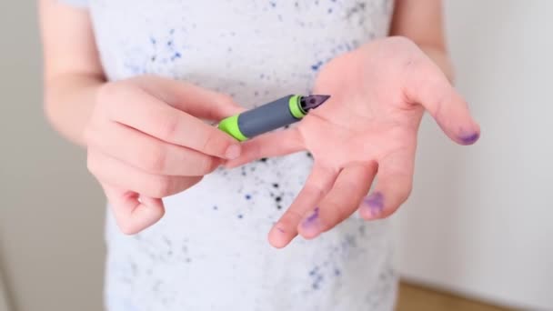 Anak Laki Laki Tahun Memegang Pena Tinta Semua Jari Dicat — Stok Video