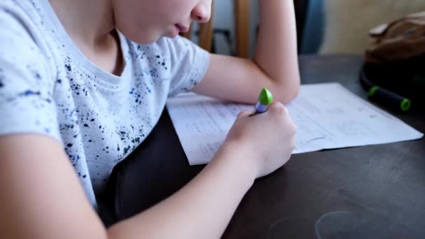 少年8 9歳はノートにインクペンで書きます 宿題を行います 学校に戻る概念 レッスン 距離学習 自己教育 — ストック動画
