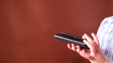 Çocuk, siyah deri cüzdan tutan çocuk, para arayan, elleri yakın çekim, cep harçlığı biriktirme konsepti, ailelerden çalmak