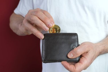 Erkek el çantası, kırmızı arka planda altın para, bir tomar para sayma, nakit ödeme konsepti, e-ticaret