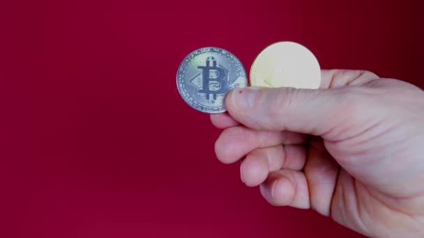 Mano Masculina Mantenga Moneda Oro Bitcoin Sobre Fondo Rojo Cartas — Vídeos de Stock