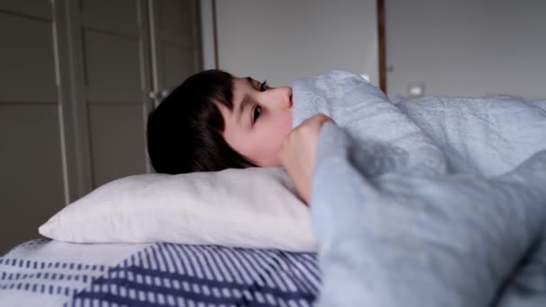 아이가 침대에 베어를 손으로 부드럽게 있습니다 학생들이 잠들기를 바라고 불면증 — 비디오