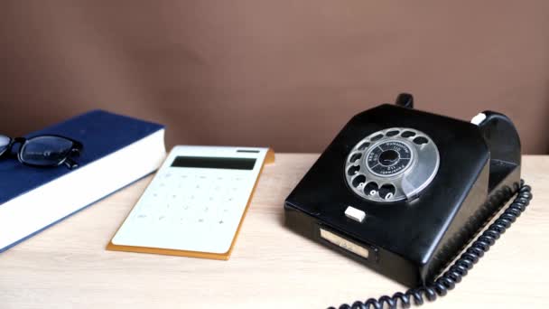 Siyah Bir Telefonun Alıcısını Tutan Yardım Hattında Konuşan Hesap Makinesi — Stok video