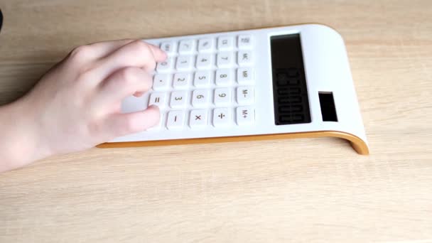 Detail Dětské Ruky Stiskne Tlačítka Bílé Kalkulačce Provádí Matematické Výpočty — Stock video