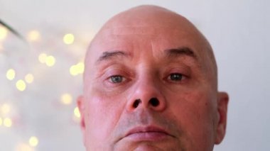 Yaşlı, kel bir adamın yüzü, laboratuvar asistanı, doktor burun mukozasından koronavirüs, DNA tespiti, COVID-19 konsepti için örnek alıyor.