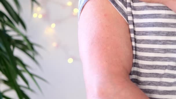 Nahaufnahme Frau Hände Des Arztes Handschuhen Machen Injektion Mann Impfung — Stockvideo