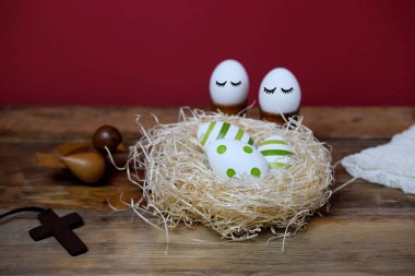 Renkli paskalya yumurtası boyalı yuva, Hristiyan haçı, din sembolü, Hristiyan gelenekleri kavramı, tatiller, bahar festivali