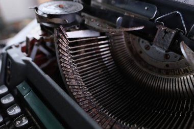 Masadaki eski daktilo, sahte haberler kağıda büyük boyutta basılıyor, retro tarzı, iş ve hayatı düzenlemek için yapılacaklar listesi