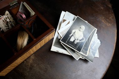 Eski ahşap bir kutuda, eski bir yığın retro fotoğraf, 1960 yılına ait eski fotoğraflar, aile ağacı konsepti, soy ağacı, atalarımızla bağlantı.