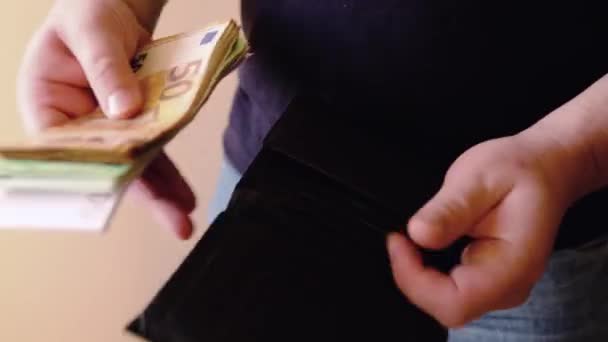 Les Mains Masculines Sortent Les Billets Portefeuille Cuir Noir Compte — Video