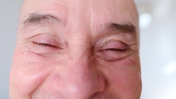 Yuvarlak Gözlüklü Komik Yaşlı Adam Yüzü Kırışık Yeşil Gözlü Yakından — Stok video
