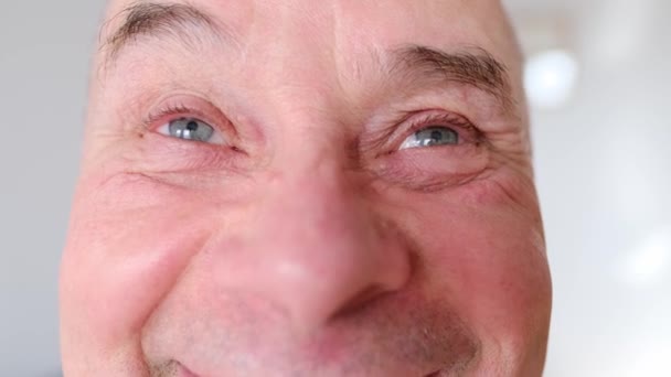 Legrační Starší Muž Kulatých Brýlích Tvář Vráskami Zelené Oči Zblízka — Stock video