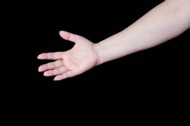 Kadın eli siyah arkaplanda, kırışıklıkları ve damarları olan yaşlı deri, sağlık konsepti, yaşla ilgili değişiklikler, aşk, hassas ilişki, soyutlanmış imaj