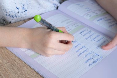 çocuk, okul çocuğu, bir deftere Almanca kelimeler yazıyor dolmakalem, eğitim konsepti, ilkokul, el geliştirme