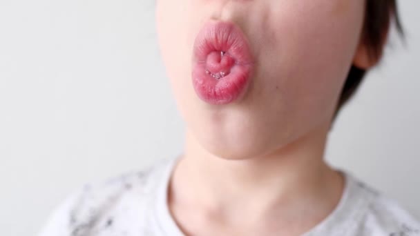 Små Barn Barn Utför Artikulationsövningar För Munnen Rullar Tungan Ett — Stockvideo