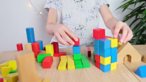Ребенок Ребенок Играет Цветными Деревянными Кубиками Строит Дома Ракеты Концепция — стоковое видео
