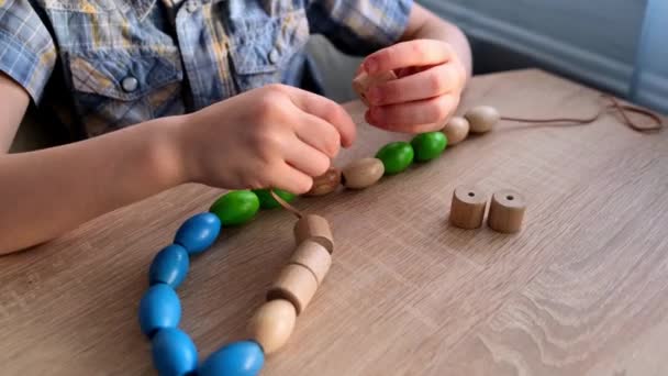 Niño Pequeño Niño Colgando Cuentas Madera Colores Una Cuerda Dedos — Vídeos de Stock