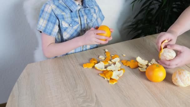 Niño Niño Años Edad Cáscaras Grandes Naranjas Naranjas Concepto Del — Vídeos de Stock
