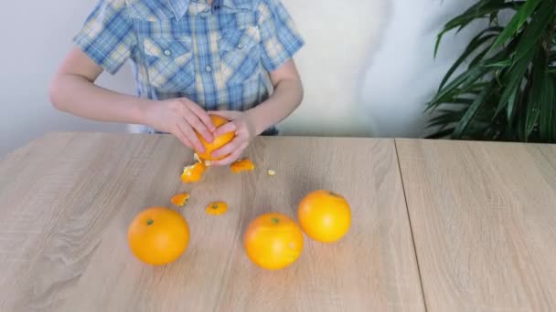 Kind Jongen Jaar Oud Schilt Grote Sinaasappels Het Concept Van — Stockvideo
