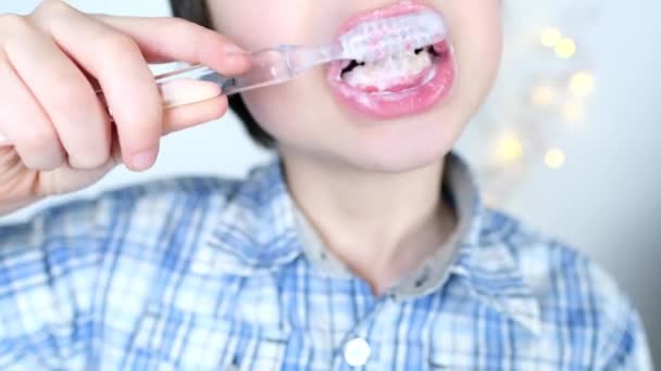 Ребенок Ребенок Лет Старательно Чистит Зубы Цветную Детскую Пасту Стоматологическую — стоковое видео