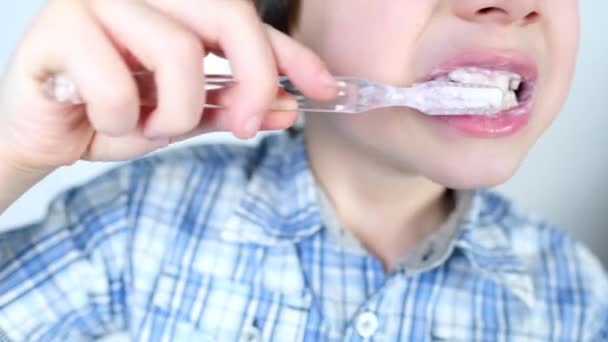 Παιδί Παιδί Ετών Επιμελώς Βουρτσίζει Δόντια Και Χρωματιστό Πάστα Των — Αρχείο Βίντεο