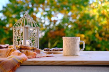 Çay, bahçede masanın üstünde kahve, şamdanda mum yanıyor, açık hava çayı konsepti, güzel hava, sıcak bir sonbahar havası.