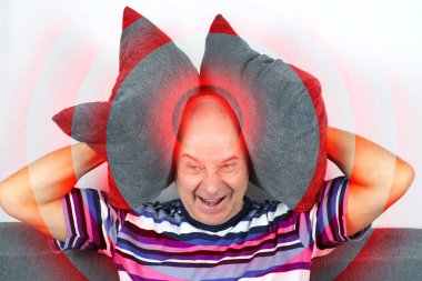 Yaşlı kel adam kanepede oturuyor, kafasını ellerinin arasına alıyor, yüzünde acı çekiyor, problem konsepti, stres, baş ağrısı, migren krizi