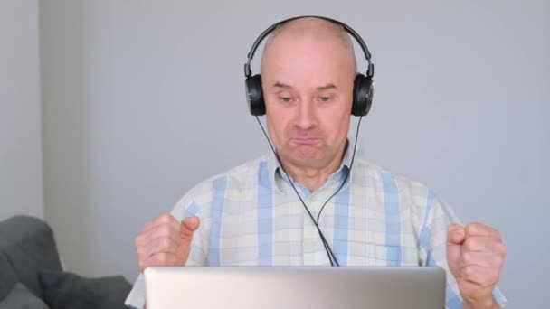 Alter Glatzköpfiger Mann Karierten Hemd Sitzt Hause Laptop Surft Internet — Stockvideo