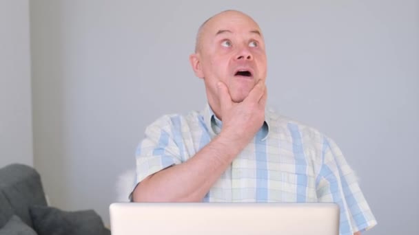 Bărbat Chel Vârstă Mijlocie Cămașă Carouri Stă Acasă Laptop Navighează — Videoclip de stoc