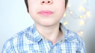 Küçük çocuk, çocuk yer, komik bir şekilde yemek yer, en sevdiği yemeğin tadını çıkarır, sağlıklı yemek konsepti, çocuk diyeti