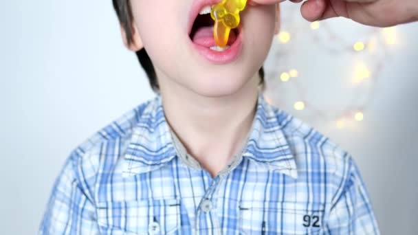 Małe Dziecko Dziecko Jedzące Słodką Żelatynę Cukierki Cieszące Się Jego — Wideo stockowe