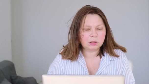 Літня Жінка Легкій Блузці Сидить Вдома Перед Монітором Ноутбука Переглядає — стокове відео