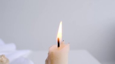 İlk bahar çiçekleri, kartanesi, vazodaki Galanthus, bir melek figürü, bir yığın eski fotoğraf, mum, aile ağacı konsepti, soy ağacı, atalarımızın hafızası.