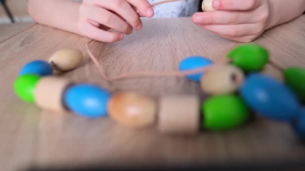 Niño Niño Colgando Cuentas Madera Colores Una Cuerda Dedos Los — Vídeos de Stock