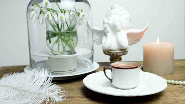 美しい柔らかい静物画 花瓶の中のガランサス コーヒーの小さなカップからの女性の飲み物 カプチーノ コーヒータイムの概念 ロマンチックな春の朝 花の春の背景 — ストック動画