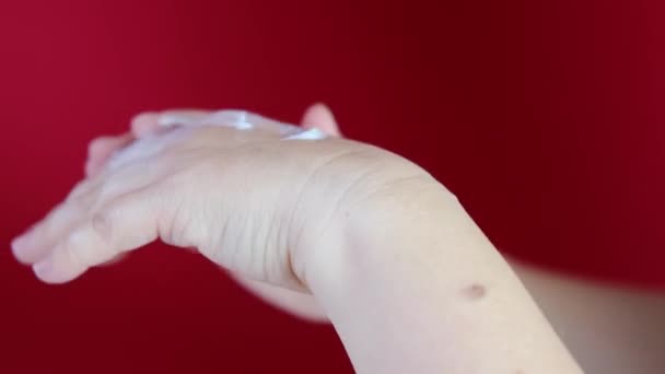 Close Μεσήλικας Γυναικείας Χειρός Εφαρμογή Ενυδατικής Αναζωογονητικής Κρέμας Χεριών Μασάζ — Αρχείο Βίντεο