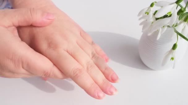 中年女性の手のクローズアップ 保湿を適用します ハンドクリームを若返らせます マッサージ ウイルス流行中の皮膚の消毒 美容コンセプト — ストック動画