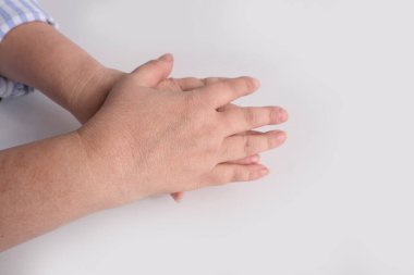 Orta yaşlı kadın elinin yakın plan çekimi, nemlendirici, tazeleyici el kremi, masaj, viral salgın sırasında cilt dezenfeksiyonu, tıbbi, kozmetik konsepti