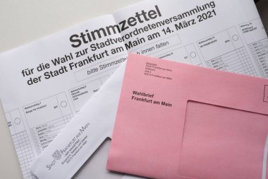 Frankfurt, Almanya - Mart 2021: Frankfurt 'ta 14 Mart' ta yapılan Hessian yerel seçimlerinde oy pusulası ile ilçe, belediye, CITY ASSEMBLY BULLETIN, Almanca
