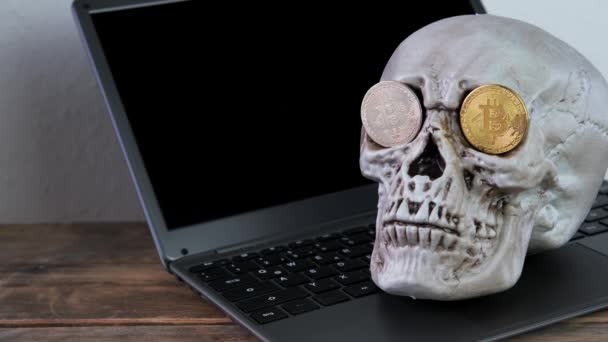 Klavyede Insan Kafatası Modeli Göz Çukurlarında Metal Bitcoin Kripto Para — Stok video